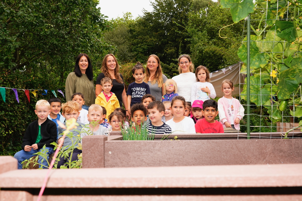 Stolze Leistung und ein Projekt mit Herz. Die Fachkräfet (obere Reihe v.l.n.r.) Pamela Prado, Jasmin Sichelschmidt, Sina Röper und Aleyna Suleigman Oglu pflegen Pflanzen, Obst und Gemüse im „Kindergarten-Garten“